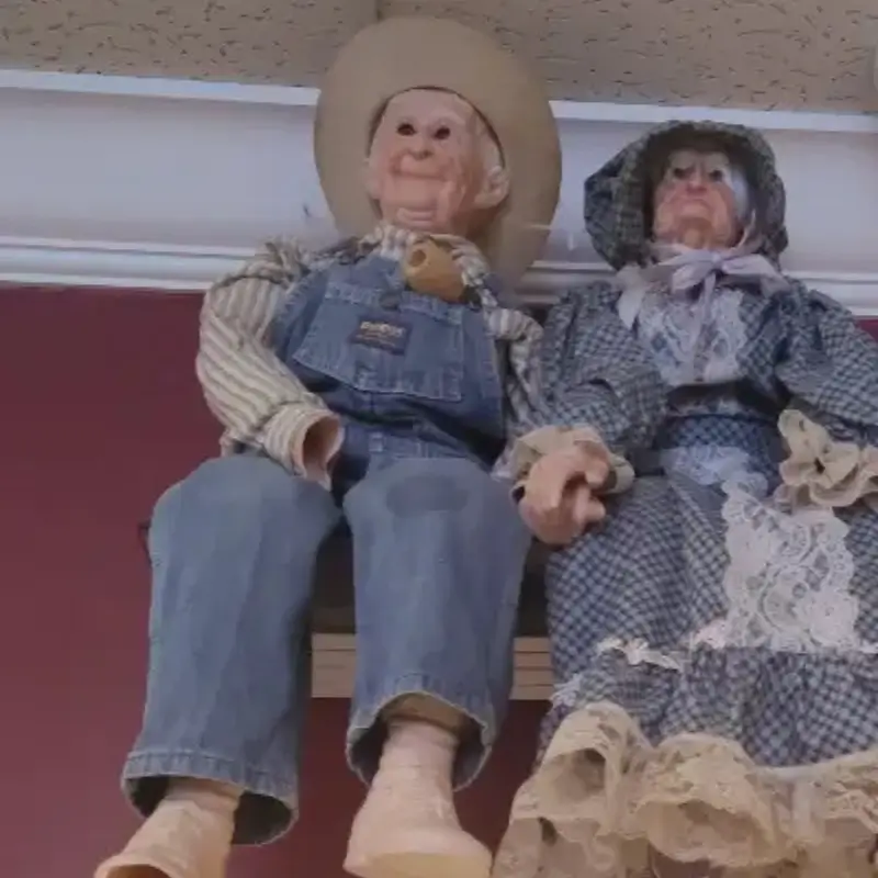 Inside Grandma Grandpa at Ally’s Comfort Café in Davie, FL